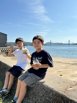 Children drinking tapioca drinks